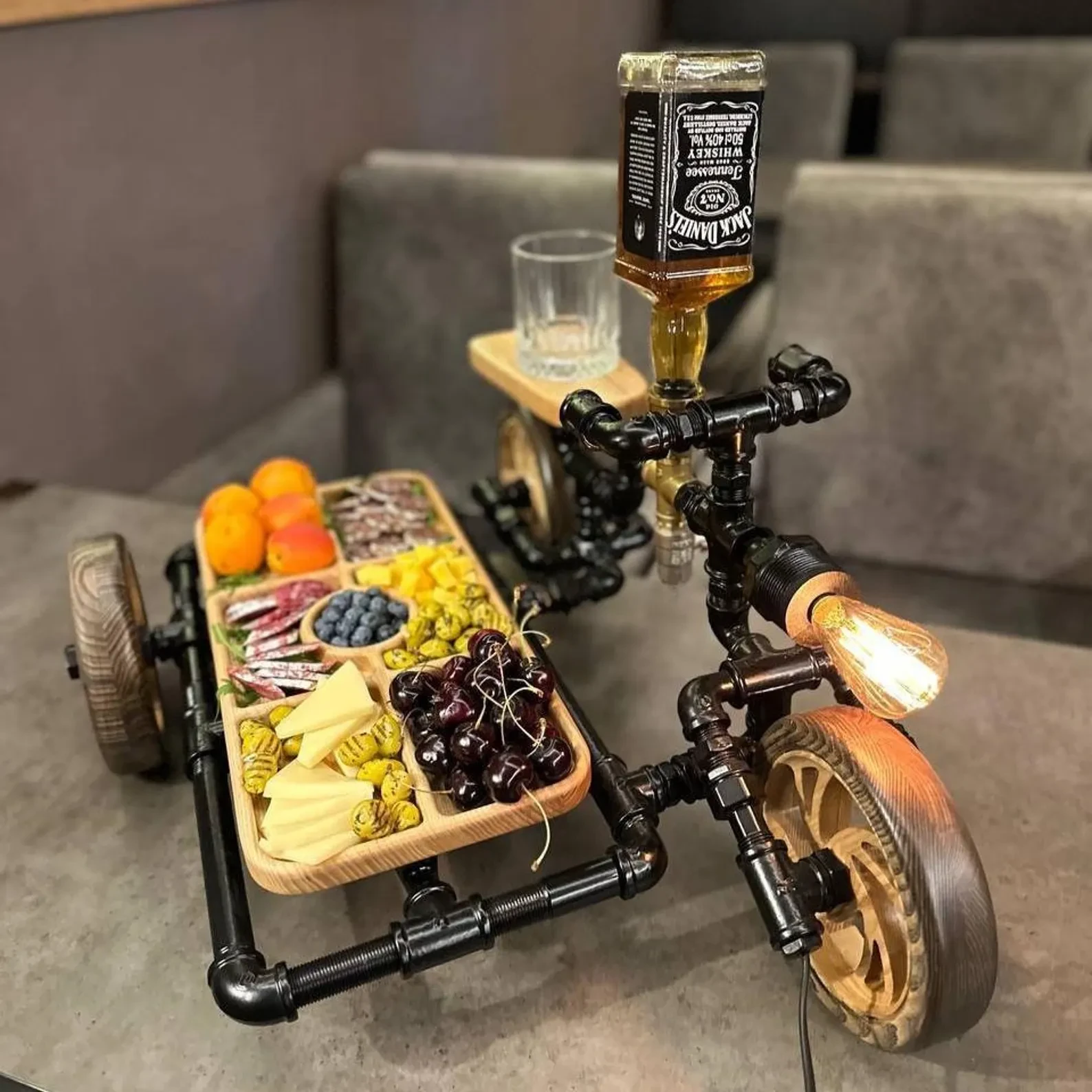 Whisky Spender in Fahrradform mit einer Snackschale – Bild 2