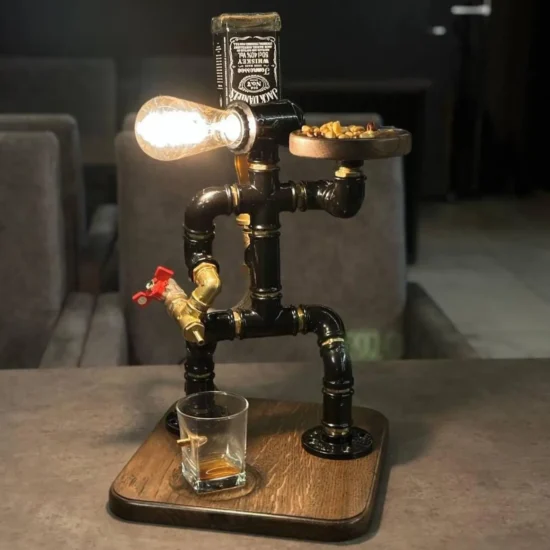 Whisky Spender Mann mit Lampe und Servierständer