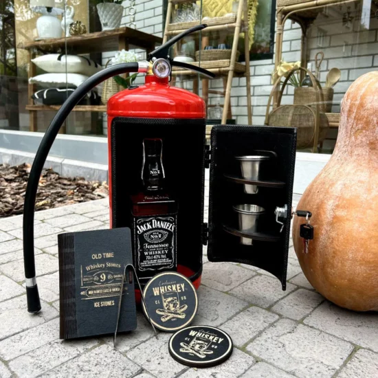 Personalisierte Feuerlöscher Bar mit Schnapsgläsern