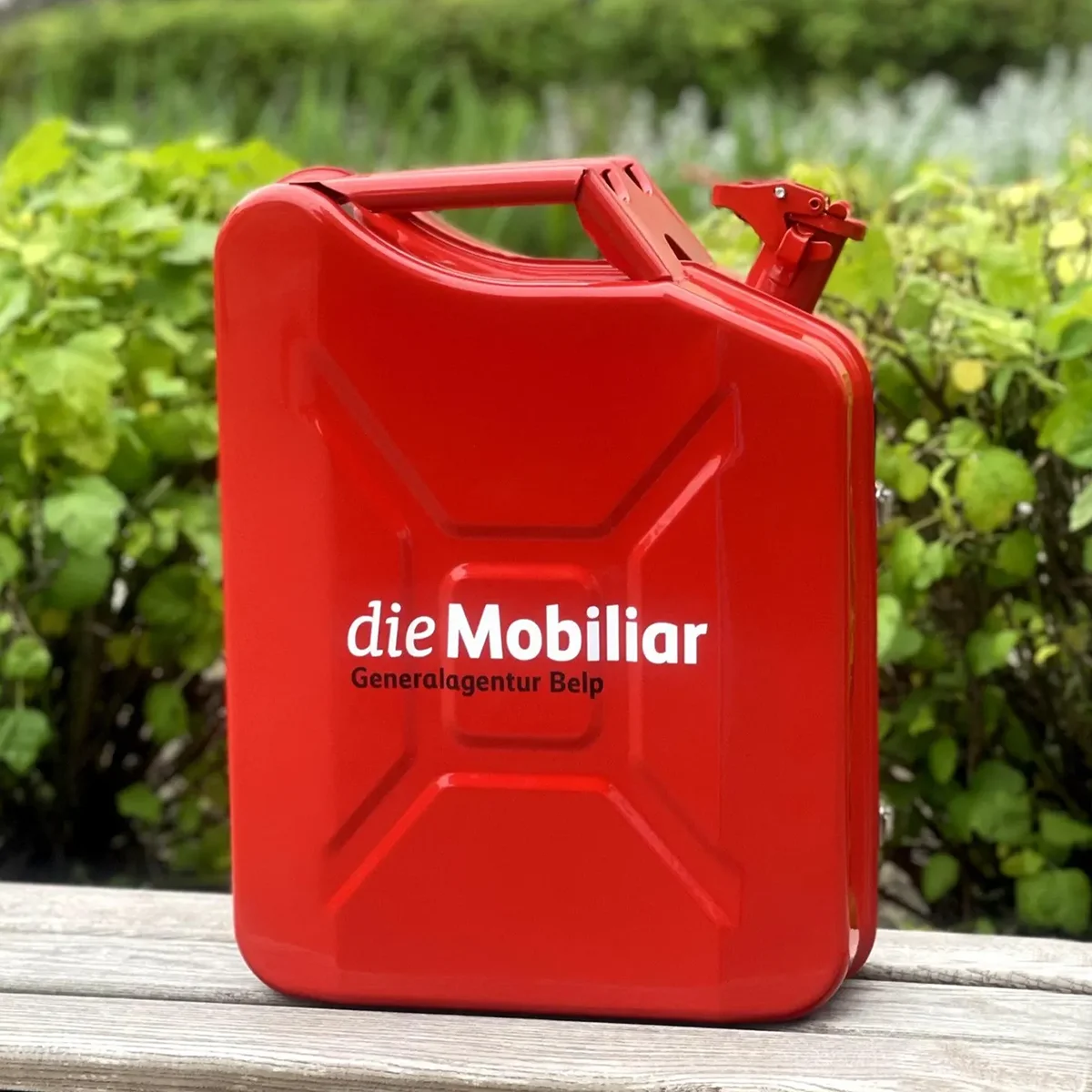 kanister_wein_rot_mobiliar